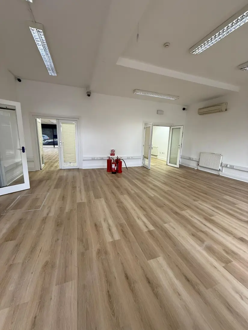 Wood-effect LVT across an open room