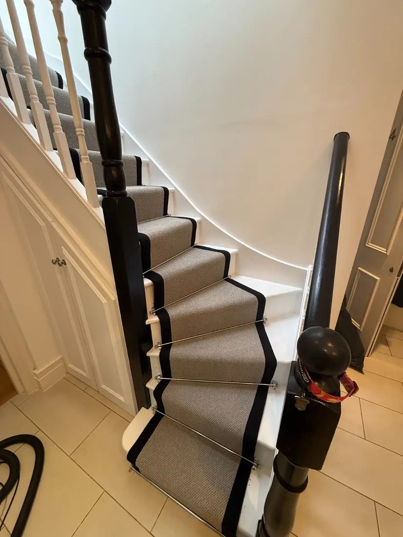 Stair runner fitted on a curved staircase